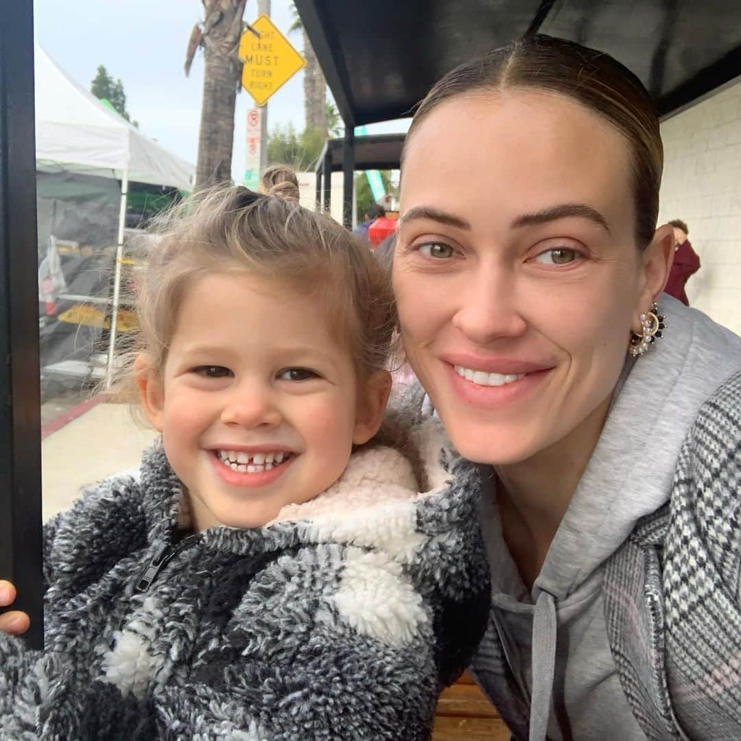 Peta Murgatroydさんのインスタグラム写真 - (Peta MurgatroydInstagram)「The evolution of Shai saying no more  photos Mum.」12月2日 7時03分 - petamurgatroyd