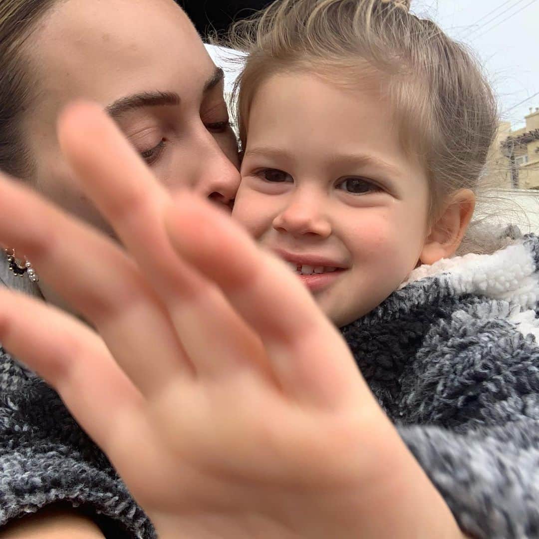 Peta Murgatroydさんのインスタグラム写真 - (Peta MurgatroydInstagram)「The evolution of Shai saying no more  photos Mum.」12月2日 7時03分 - petamurgatroyd
