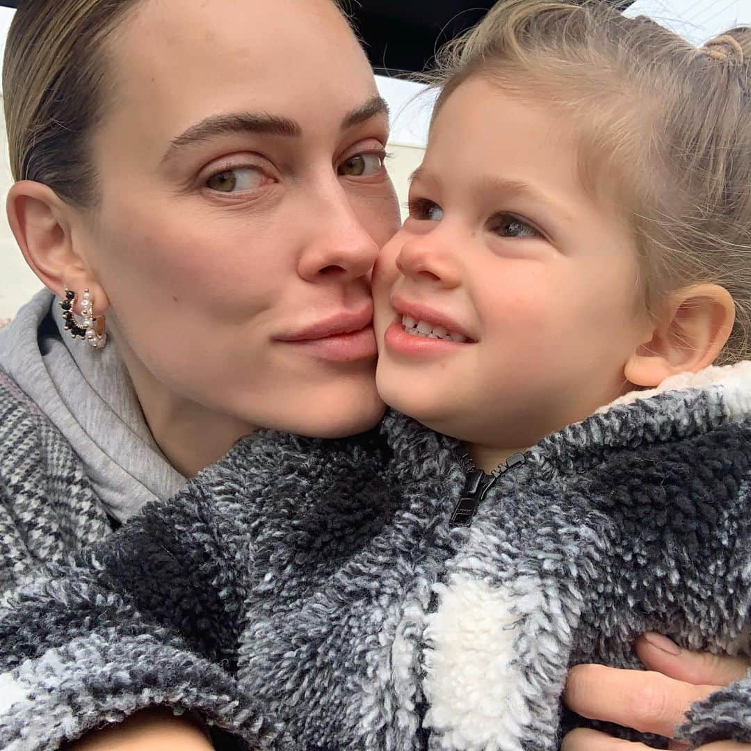 Peta Murgatroydさんのインスタグラム写真 - (Peta MurgatroydInstagram)「The evolution of Shai saying no more  photos Mum.」12月2日 7時03分 - petamurgatroyd