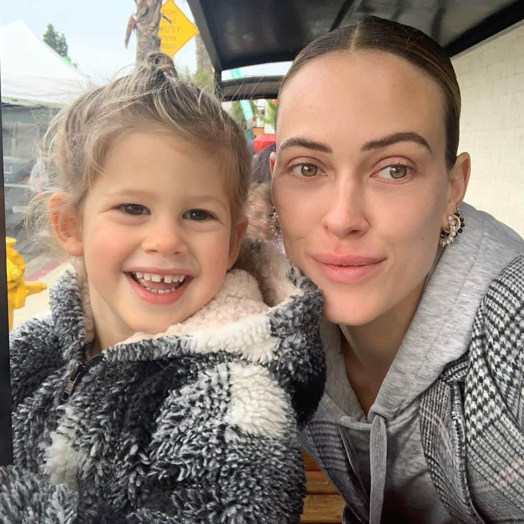 Peta Murgatroydさんのインスタグラム写真 - (Peta MurgatroydInstagram)「The evolution of Shai saying no more  photos Mum.」12月2日 7時03分 - petamurgatroyd