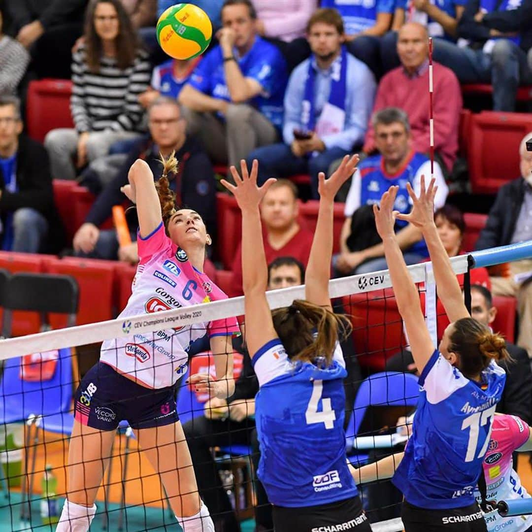 USA Volleyballさんのインスタグラム写真 - (USA VolleyballInstagram)「@USAVwnt Weekly Update: ✅Annual Team USA Open Tryouts Feb. 21-23 ✅Kelsey Robinson co-authors book ✅Lauren Carlini on WGN podcast ✅FIVB Club World Championship ✅Other @teamusa news from around the world in pro & @ncaavolleyball ranks  For the update, click our bio 🔗」12月2日 6時58分 - usavolleyball