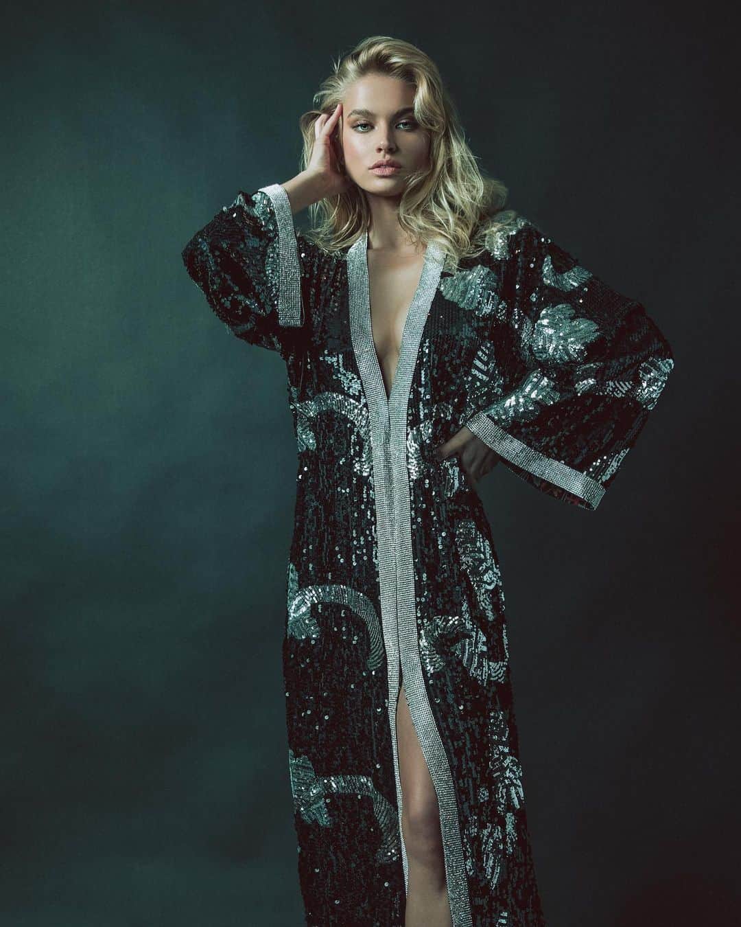 のインスタグラム：「🔥When you are so hot🔥that even wearing a robe makes you look 🔥🔥🔥😂😜#jk I kid, I kid 🙃😂p.s. @thomaslouvagny you are incredible ❤️」