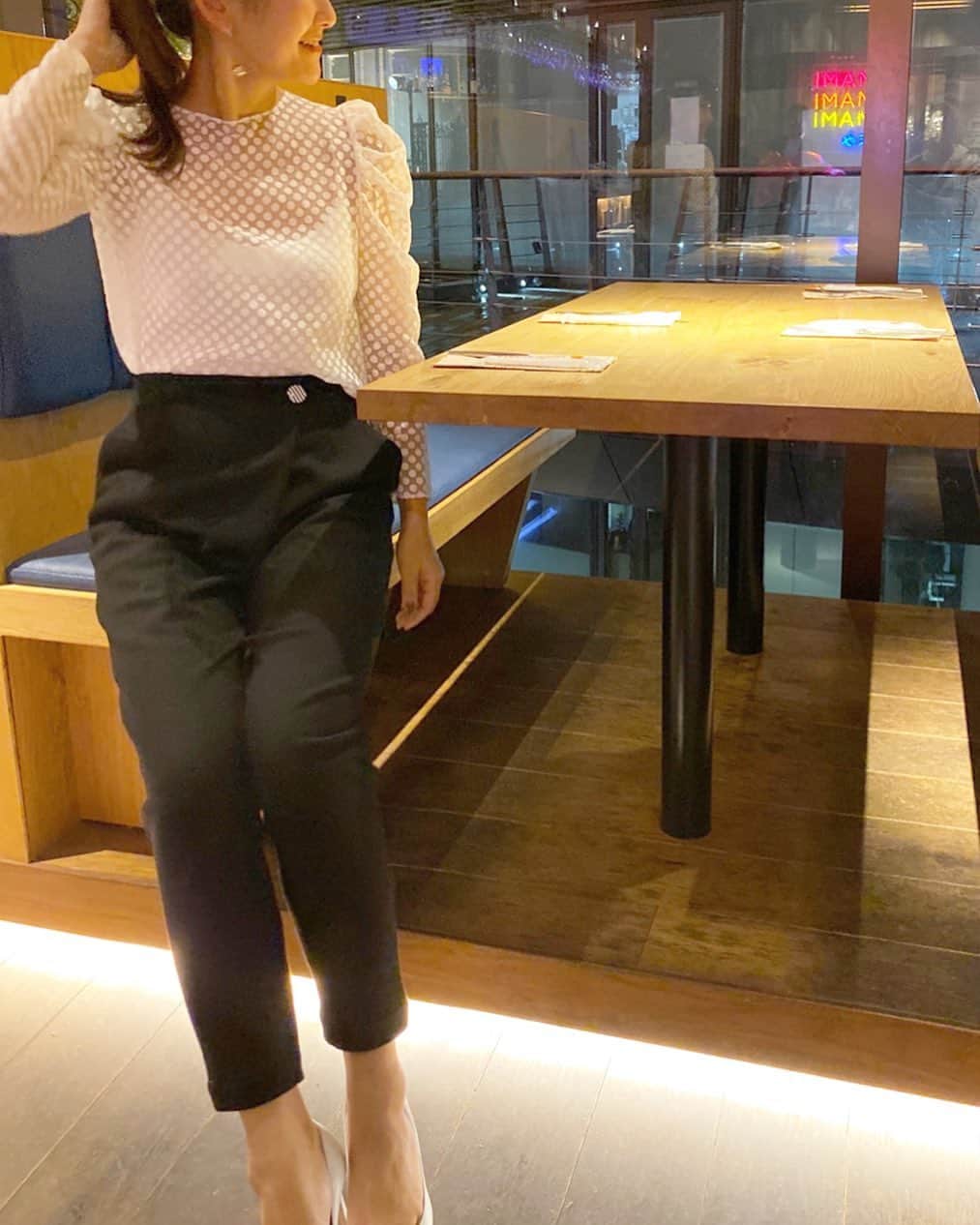 のインスタグラム：「先日のコーデ… 展示会で一目惚れしたドット柄のトップスが届いたので娘のBDの日におろしました☺️ 色違いのブラックも欲しくなるかわいさ💓 この日パンプスは白を合わせました！ * Tops&Pants: #bordersatbalcony  #tiffany #fashion #cordinate #casualstyle #ママコーデ #モノトーンコーデ #ボーダーズアットバルコニー」