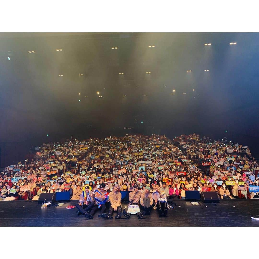 Victonさんのインスタグラム写真 - (VictonInstagram)「‪[#빅톤] 2019 VICTON 1st ASIA TOUR VOICE TO ALICE in OSAKA 👀💕‬ . 일본에서의 아시아투어를 멋지게 마무리한 빅토니들💛🗝💙 앨리스 여러분의 벅찬 응원과 함께 아름다웠던 빅키봉 물결🥺👍 정말 행복했습니다! 앨리스 앞으로도 우리 자주 또 만나요💙😆💛 . ‪#VICTON #1st_ASIA_TOUR ‪#VOICE_TO_ALICE‬」12月1日 22時20分 - victon1109