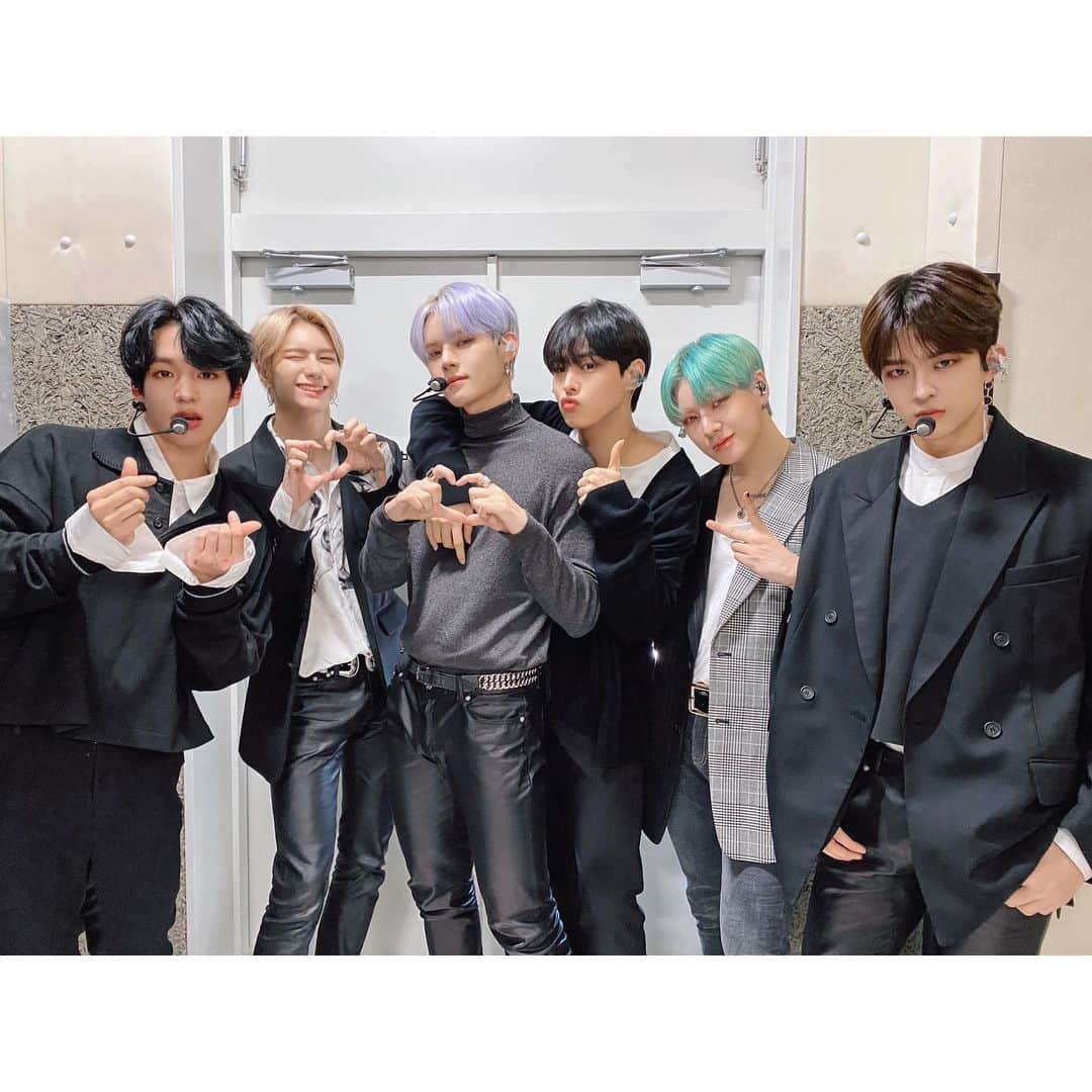 Victonさんのインスタグラム写真 - (VictonInstagram)「‪[#빅톤] 2019 VICTON 1st ASIA TOUR VOICE TO ALICE in OSAKA 👀💕‬ . 일본에서의 아시아투어를 멋지게 마무리한 빅토니들💛🗝💙 앨리스 여러분의 벅찬 응원과 함께 아름다웠던 빅키봉 물결🥺👍 정말 행복했습니다! 앨리스 앞으로도 우리 자주 또 만나요💙😆💛 . ‪#VICTON #1st_ASIA_TOUR ‪#VOICE_TO_ALICE‬」12月1日 22時20分 - victon1109