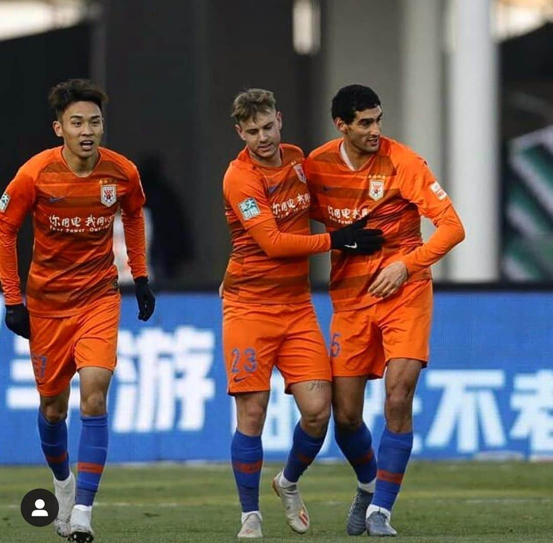 マルアン・フェライニのインスタグラム：「Disappointed not to win the game, but team played well and now we focus on the final. @lunengtaishan ⚽️⚽️⚽️」