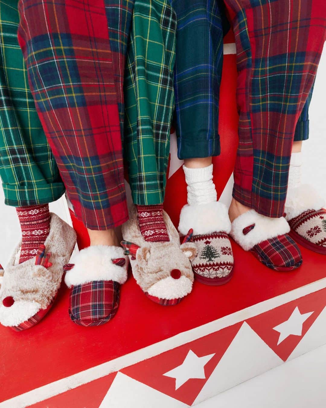 Oyshoさんのインスタグラム写真 - (OyshoInstagram)「DROP ALERT 🌟 warm shoes for the coldest days.  #Oysho #homewear #sleepwear #pyjama #christmas」12月1日 22時26分 - oysho