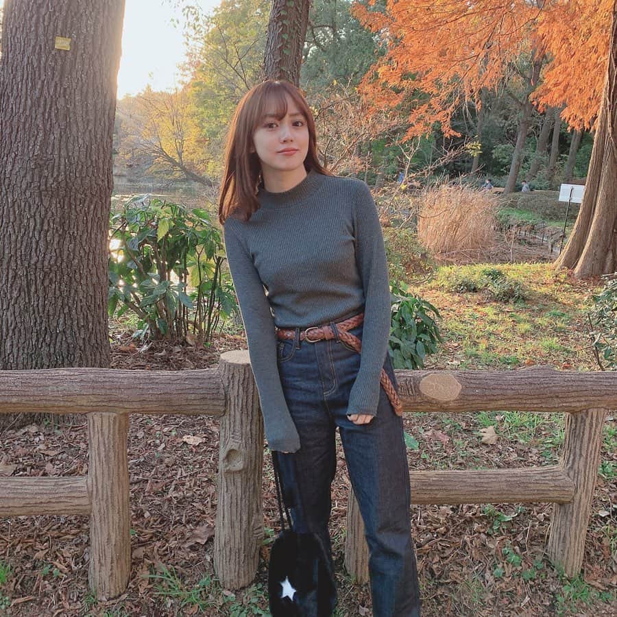 のインスタグラム：「. 井の頭公園とっても綺麗🍂. メイクさんわだちゃんからお誕生日に頂いたバックがお気に入りな今日この頃☺︎ . @u_dresser #井の頭公園」