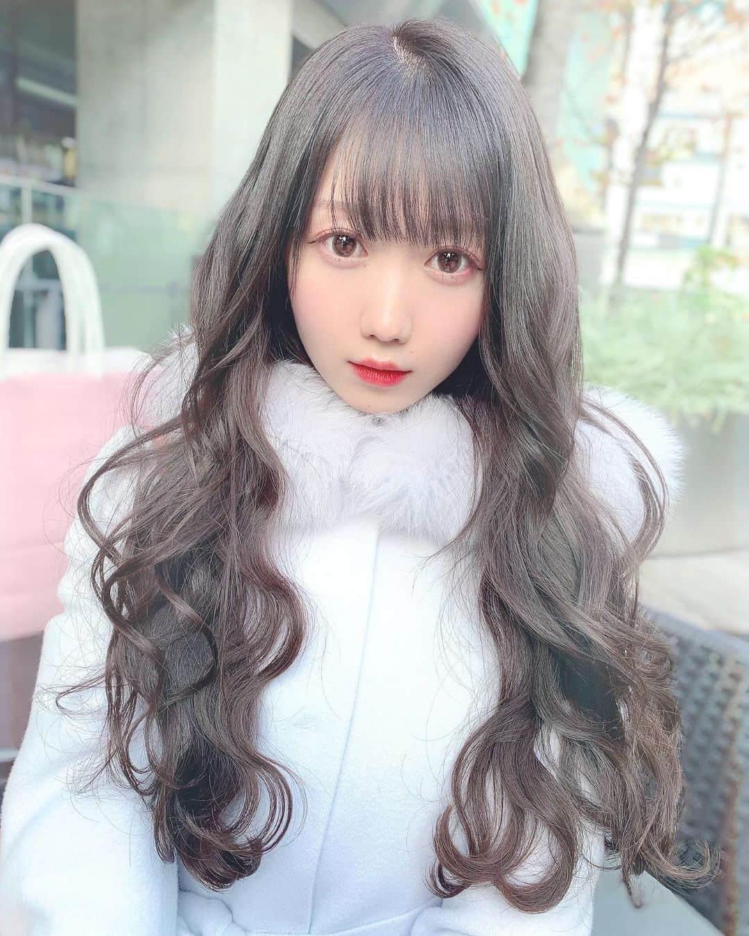 大谷映美里さんのインスタグラム写真 - (大谷映美里Instagram)「☃️❄️☃️❄️ ㅤㅤㅤㅤㅤㅤㅤㅤㅤㅤㅤㅤㅤ ㅤㅤㅤㅤㅤㅤㅤㅤㅤㅤㅤㅤㅤ #SHIMA_SIX_GINZA で 可愛いの魔法 かけていただきました💫 ㅤㅤㅤㅤㅤㅤㅤㅤㅤㅤㅤㅤㅤ ふわふわだぁ〜〜〜🎀💭 カラーは #テラコッタベージュ だそうです🧸 髪色も、スタイリングも、可愛すぎる…！ ㅤㅤㅤㅤㅤㅤㅤㅤㅤㅤㅤㅤㅤ つやつやになりました♡ 大西さんの投稿に詳しくヘアカラーや動画が 載っているので、是非みてね☺️ ⇢ @leo__nishi 🧚🏻‍♀️ありがとうございました！  ㅤㅤㅤㅤㅤㅤㅤㅤㅤㅤㅤㅤㅤ コートは展示会で注文した #debutdefiore 🐇❤︎ ずーっと悩んでたけど形とファーと色が可愛すぎるし、 大切に長く着れるかなと思い勇気を出して買いましたっ ㅤㅤㅤㅤㅤㅤㅤㅤㅤㅤㅤㅤㅤ」12月1日 22時28分 - otani_emiri