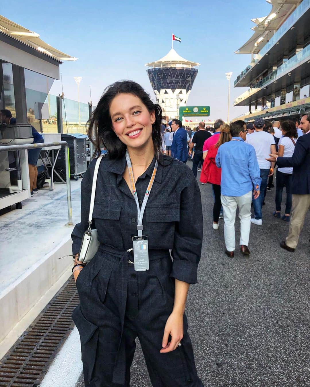 のインスタグラム：「Walking around the @f1 pit! 🏎😱 @etihadairways」