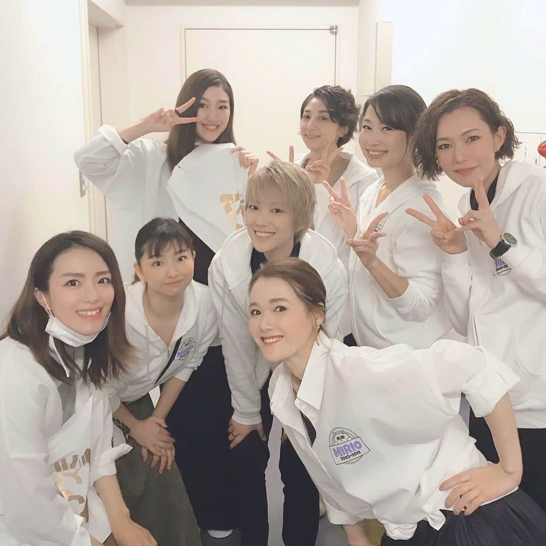 七海ひろきさんのインスタグラム写真 - (七海ひろきInstagram)「☆ 花組東京公演千秋楽。 花組27代目トップスター明日海りおのラストデイを近くで見守れて本当に良かった。 真っ白な王子様の姿で、ファンの方、そして花組の皆さんに迎えられて朝から幸せそうなみりたん。雨の予報だったのに、さっと止んだ事も神様からの贈り物だと思いました。 楽屋では、終始、落ち着いていつも通りだったみりたん。でも、一度舞台に出れば、華々しくこれまで見たことのない光を身に纏っていたに違いないはず。 最後の挨拶もみりたんらしくて、宝塚をそして、男役を愛して愛して愛し続けた17年間だったんだと感じました。 男役明日海りお。 心からの尊敬、そして、愛を捧げます。 あなたと出会えて良かった。 これからも、末長く宜しくお願いします。 . #宝塚 #花組 #明日海りお　 #89期 #如月蓮　再会の喜び」12月1日 22時34分 - hirokinanami773