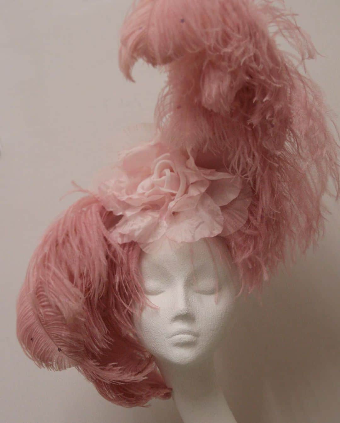 ピアーズアトキンソンさんのインスタグラム写真 - (ピアーズアトキンソンInstagram)「Mon ange!! @alexiawight wears Armani Privé holding a #piersatkinson pink ostrich plume and silk rose headpiece for @vmagazine ‘THE ELEGANT UNIVERSE’ #🌌 | Photography @nick_knight | Styling @amandaharlech 💖✨ #🌠」12月1日 22時34分 - piersatkinson
