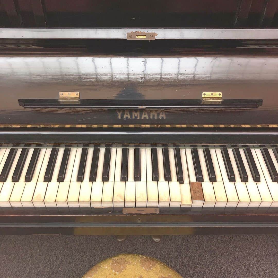 CHIHARUのインスタグラム：「#🎹 #🎶 ジョンレノン様が弾いた、ピアノ」