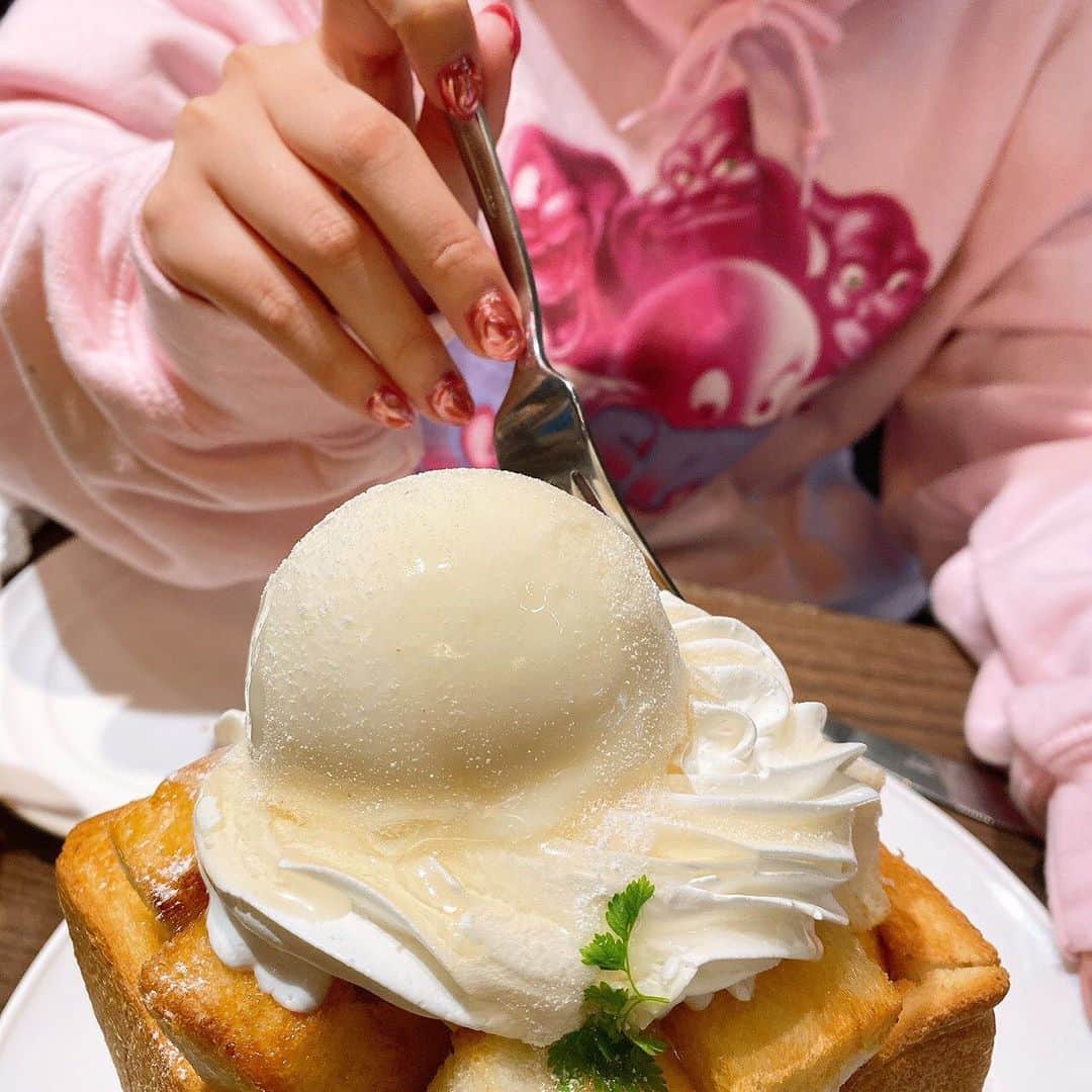 しふぉんのインスタグラム：「なんか映えってやつ？ ハニトー🍯🍞 ㅤㅤㅤㅤㅤㅤㅤㅤㅤㅤㅤㅤㅤ #iphone11の画質すごい #親友とお互いの誕生日会 #テレビ朝日で番組作ってる子 #milkboy #ぷっくりネイル #ぷっくりフェイス ↑やかましいわ」
