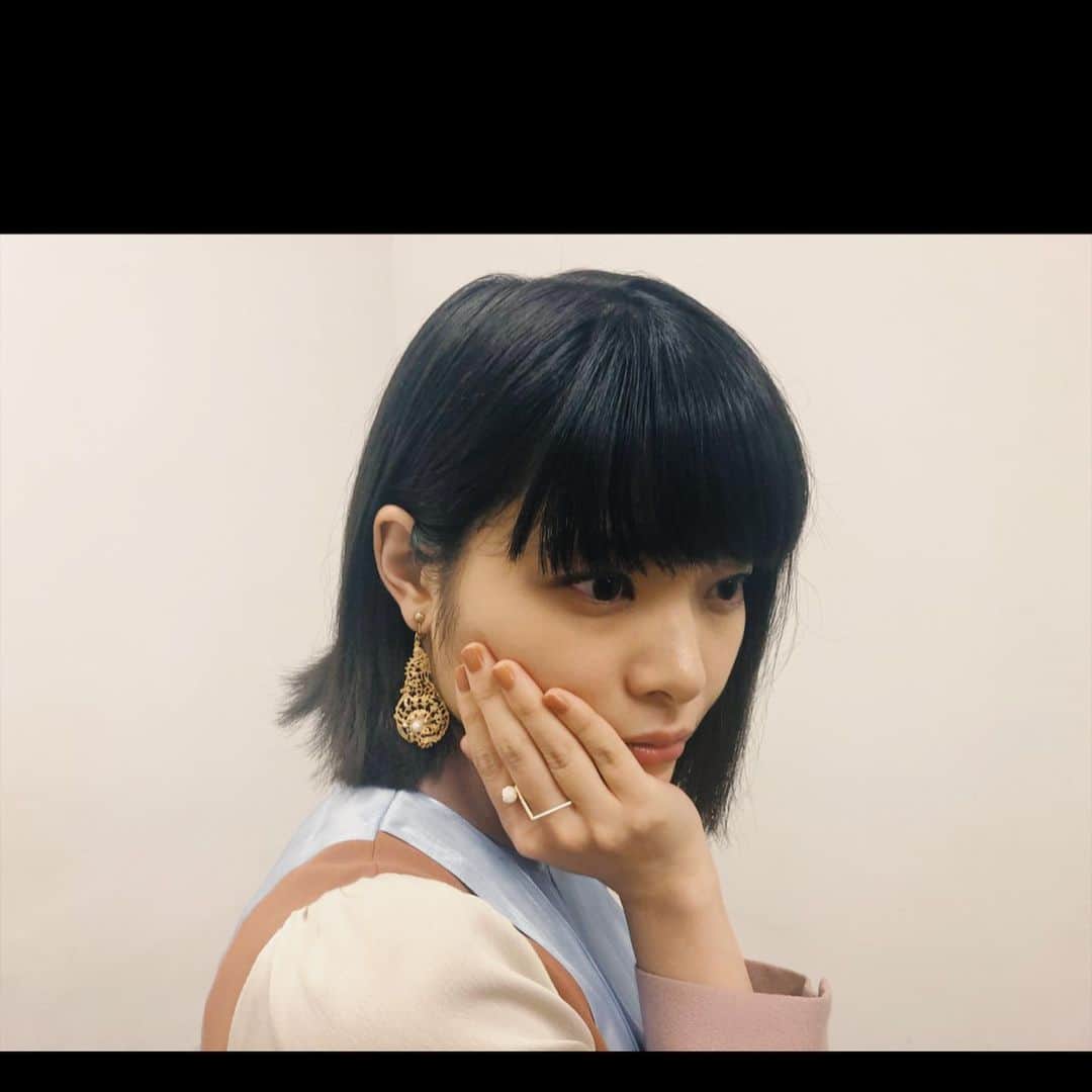岸井ゆきののインスタグラム：「『月の獣』 いよいよ12/7（土）から 新宿紀伊國屋ホールで開幕します！  衣装付き通し稽古をくりかえして いよいよな雰囲気…でもあり、 もう本番まで一週間ないのか！という空気もあり。 通しは稽古場の蛍光灯ではなく 吊った照明を使うので抜群の緊張感のなか行われます。 出演者全員、稽古場でも毎日、毎回、新鮮に緊張しています。。 『月の獣』のアラムとセタが どんな歴史を持って、どんな選択肢を辿って家族になっていったのか 是非見届けてほしいです。  劇場で待ってます☺️🧣！ 【あらすじ】 第一次世界大戦の終戦から3 年が経った1921 年、アメリカ・ミルウォーキー。 生まれ育ったオスマン帝国（現・トルコ）の迫害により家族を失い、一人アメリカへと亡命した青年・アラムは、写真だけで選んだ同じアルメニア人の孤児の少女・セタを妻として自分の元に呼び寄せる。新たな生活を始めるため、理想の家族を強制するアラム。だが、まだ幼く、心に深い闇を抱えるセタは期待に応えることができなかった･･･。 二人の間に新しい家族ができぬまま年月が経ったある日、彼らの前に孤児の少年が現れる。少年との出会いにより、少しずつ変わっていくアラム。やがて彼が大切に飾る穴の開いた家族写真に対する思いが明らかになっていく――。 『月の獣』は、以下の日程で上演される。 【東京公演】12月7日（土）～12月23 日（月）　紀伊國屋ホール チケット発売日：9月7日（土） 【新潟公演】12月25日（水）　りゅーとぴあ新潟市民芸術文化会館・ チケット発売日：：9月7日（土） 【兵庫公演】12月28日（土）・12 月29 日（日）　兵庫県立芸術文化センター 阪急中ホール チケット発売日：9月22日（日） 【公式HP】https://www.tsukinokemono.com/」