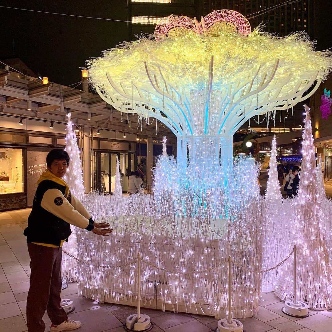 池田真一のインスタグラム：「アナ雪2見て来ました。 いおりが終わった瞬間僕の目をじっと見つめながら『真べぇさん、やっぱり愛ですよ。』と言って綺麗で大きな氷像を出してくれました。いおりありがとう。」
