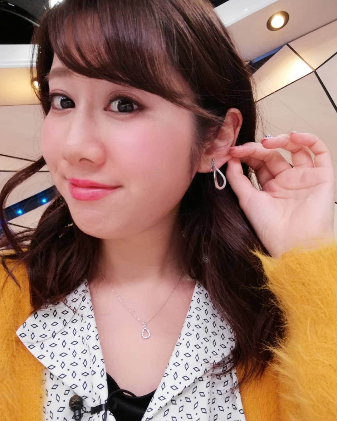 のインスタグラム：「マイクをつけてきょうも仕事🎤 最近欲しいな～と思っていた雫型のアクセサリー✨たまたまきょうの衣装と一緒に用意していただいていました☺️ 最近寒いのでオンエア以外ではモコモコカーディガンの出番⛄ 🍀 🍀 🍀 #tbs #news #衣装 #カーディガン #モコモコ #寒さ対策 #風邪対策 #アクセサリー #雫 #欲しかったもの」
