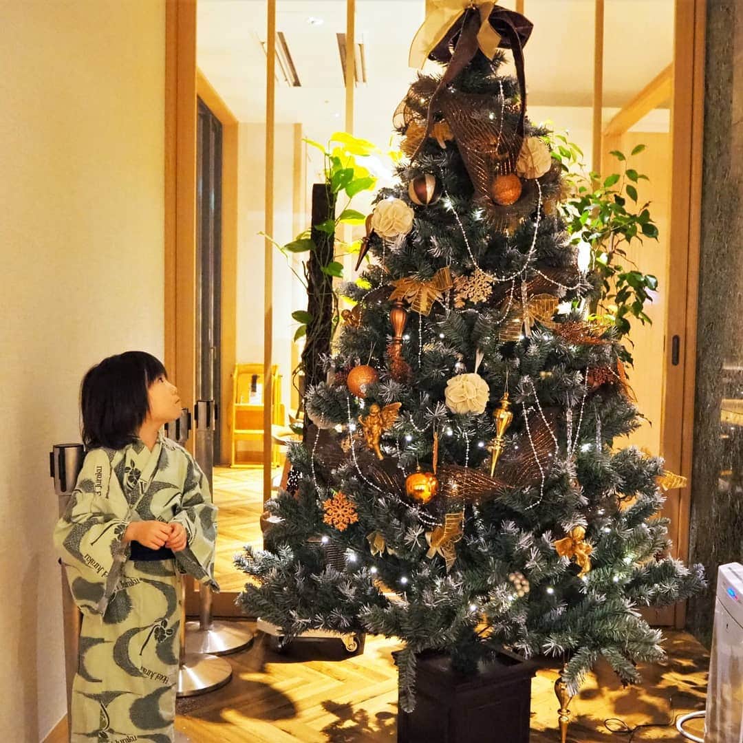 Kuboi Ayumiさんのインスタグラム写真 - (Kuboi AyumiInstagram)「先日、家族で水上温泉へ行ってきました。﻿ 選んだホテルは、お気に入りの「みなかみホテルジュラク」。﻿ ﻿ チラチラ雪が降る中、ドライブをしながら到着すると﻿ クリスマスツリーと暖かい暖炉がお出迎えしてくれました。﻿ ここの空間、やっぱり好き。﻿ 冷え切った身体があたたまるだけでなく、パチパチっという音にも癒されます。﻿ ﻿ 広い和室をお願いしたのですが、利根川の清流を見ながらママとパパが休んでいる間﻿、ずっと走り回っていました（笑）﻿ ﻿ 浴衣は女性は花浴衣が選べたり、キッズ＆ベビーサイズの浴衣も用意されているので﻿、家族みんな浴衣でリラックス。﻿ ﻿ 夕食の前に大浴場で疲れを癒し、ダイニングブッフェ「KAWATONE」でワイワイバイキング。﻿ ホテルのバイキングってなんでこんなにワクワクするんだろう。﻿ ﻿ 屋上庭園「水のテラス」 を探検したり、ゲームコーナーでレトロで懐かしいゲームで遊んだり﻿、夜は楽しみにしていたおもちつきも。﻿ ﻿ ホテルステイを満喫してきました！﻿ ﻿ 水上温泉に行くときは「みなかみホテルジュラク」がおすすめです☆﻿ ﻿@minakami.hotel.juraku_official ﻿ ﻿ ﻿ #家族旅行 #群馬旅行 #みなかみ #水上温泉 #インスタ映え #フォトジェニック #ホテル #hotel #みなかみホテルジュラク #宿泊体験記 #pr #travel #gunma #ドライブ #drive #温泉 #onsen」12月1日 22時43分 - himekagami