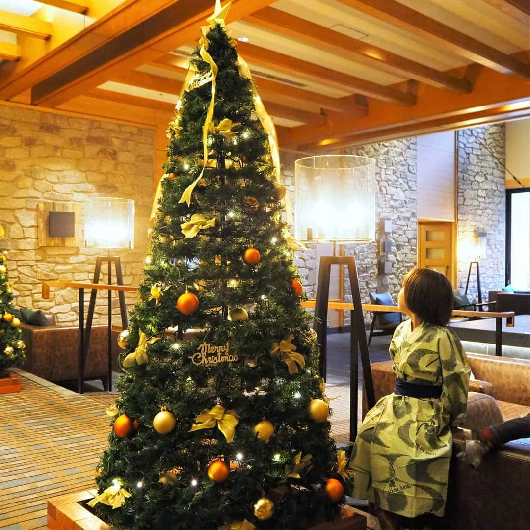 Kuboi Ayumiさんのインスタグラム写真 - (Kuboi AyumiInstagram)「先日、家族で水上温泉へ行ってきました。﻿ 選んだホテルは、お気に入りの「みなかみホテルジュラク」。﻿ ﻿ チラチラ雪が降る中、ドライブをしながら到着すると﻿ クリスマスツリーと暖かい暖炉がお出迎えしてくれました。﻿ ここの空間、やっぱり好き。﻿ 冷え切った身体があたたまるだけでなく、パチパチっという音にも癒されます。﻿ ﻿ 広い和室をお願いしたのですが、利根川の清流を見ながらママとパパが休んでいる間﻿、ずっと走り回っていました（笑）﻿ ﻿ 浴衣は女性は花浴衣が選べたり、キッズ＆ベビーサイズの浴衣も用意されているので﻿、家族みんな浴衣でリラックス。﻿ ﻿ 夕食の前に大浴場で疲れを癒し、ダイニングブッフェ「KAWATONE」でワイワイバイキング。﻿ ホテルのバイキングってなんでこんなにワクワクするんだろう。﻿ ﻿ 屋上庭園「水のテラス」 を探検したり、ゲームコーナーでレトロで懐かしいゲームで遊んだり﻿、夜は楽しみにしていたおもちつきも。﻿ ﻿ ホテルステイを満喫してきました！﻿ ﻿ 水上温泉に行くときは「みなかみホテルジュラク」がおすすめです☆﻿ ﻿@minakami.hotel.juraku_official ﻿ ﻿ ﻿ #家族旅行 #群馬旅行 #みなかみ #水上温泉 #インスタ映え #フォトジェニック #ホテル #hotel #みなかみホテルジュラク #宿泊体験記 #pr #travel #gunma #ドライブ #drive #温泉 #onsen」12月1日 22時43分 - himekagami