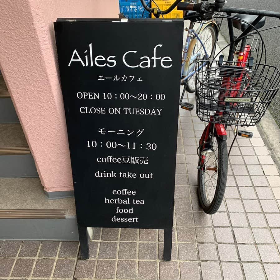 りょうくんグルメさんのインスタグラム写真 - (りょうくんグルメInstagram)「【西台　AilesCafe(エールカフェ)】 クレームブリュレパンケーキ🥞 ㅤㅤㅤㅤㅤㅤㅤㅤㅤㅤㅤㅤㅤ 🏠#西台　#エールカフェ 🚶‍♂️西台駅徒歩5分 📖クレームブリュレ(¥1000+tax) カフェラテ(¥550+tax) チャイティーラテ(¥550+tax) ㅤㅤㅤㅤㅤㅤㅤㅤㅤㅤㅤㅤㅤ 人気のクレームブリュレパンケーキ！ パンケーキを注文するとバニラ、チョコ、グリーンティーいずれかのジェラートを一つ選択。 ㅤㅤㅤㅤㅤㅤㅤㅤㅤㅤㅤㅤㅤ ほわほわ系。生地はしっかりだけどしっとり ちょいブリュレの苦味ありでバニラアイスと食べると爆発的にうまい。 クリームたっぷり系ではないけどクリーム量ちょうど良い。 ㅤㅤㅤㅤㅤㅤㅤㅤㅤㅤㅤㅤㅤ ブリュレ部分さっくさく 2枚目も3枚目もしみてておいし。 値段安いなあと思ったらインスタで見るより小さめサイズだった！ 足りないかなって思ったけどクレームブリュレだからもったり食べれて半分こでちょうどよかった！ パンケーキ好きなら一人前ぺろりだと思う。  ㅤㅤㅤㅤㅤㅤㅤㅤㅤㅤㅤㅤㅤ ドリンクカップ大きめでドリンクも注文ならパンケーキシェアでちょうどいいと思うなあ。  ㅤㅤㅤㅤㅤㅤㅤㅤㅤㅤㅤㅤㅤ コンセントありでめちゃ長居できる くつろげるしおしゃべりしやすい雰囲気 店内はパンケーキ屋とは思えないオシャレさ！ お一人様席4席あり。 テーブル8隻。 ㅤㅤㅤㅤㅤㅤㅤㅤㅤㅤㅤㅤㅤ  ホットのチャイラテもうまかった インスタで見たティラミスのパンケーキもめちゃうまそう！パンケーキの美味しい店ってちょい離れた場所にあるよな〜  営業時間10:00~20:00  東京都板橋区高島平1-30-12」12月1日 22時44分 - uryo1113