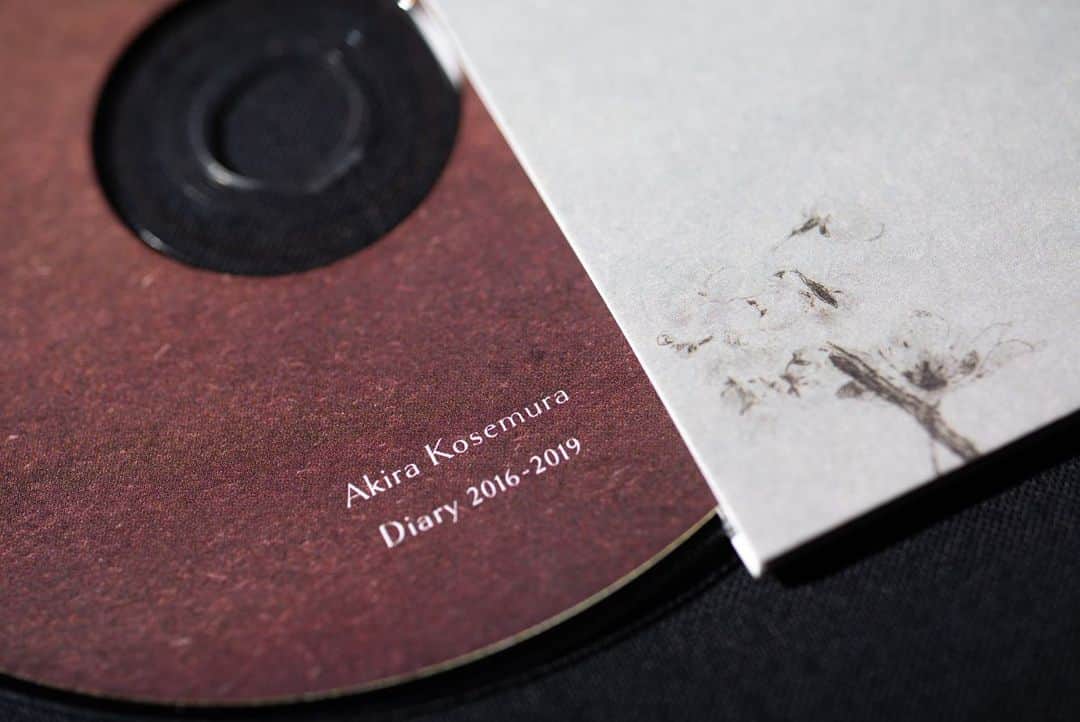 小瀬村晶さんのインスタグラム写真 - (小瀬村晶Instagram)「発売から一ヶ月、と言いたかったのが、いつの間にか過ぎてた 😵🌱 CD is still available on @bandcamp 🎼 #akirakosemura #小瀬村晶 #diary」12月1日 22時46分 - akirakosemura