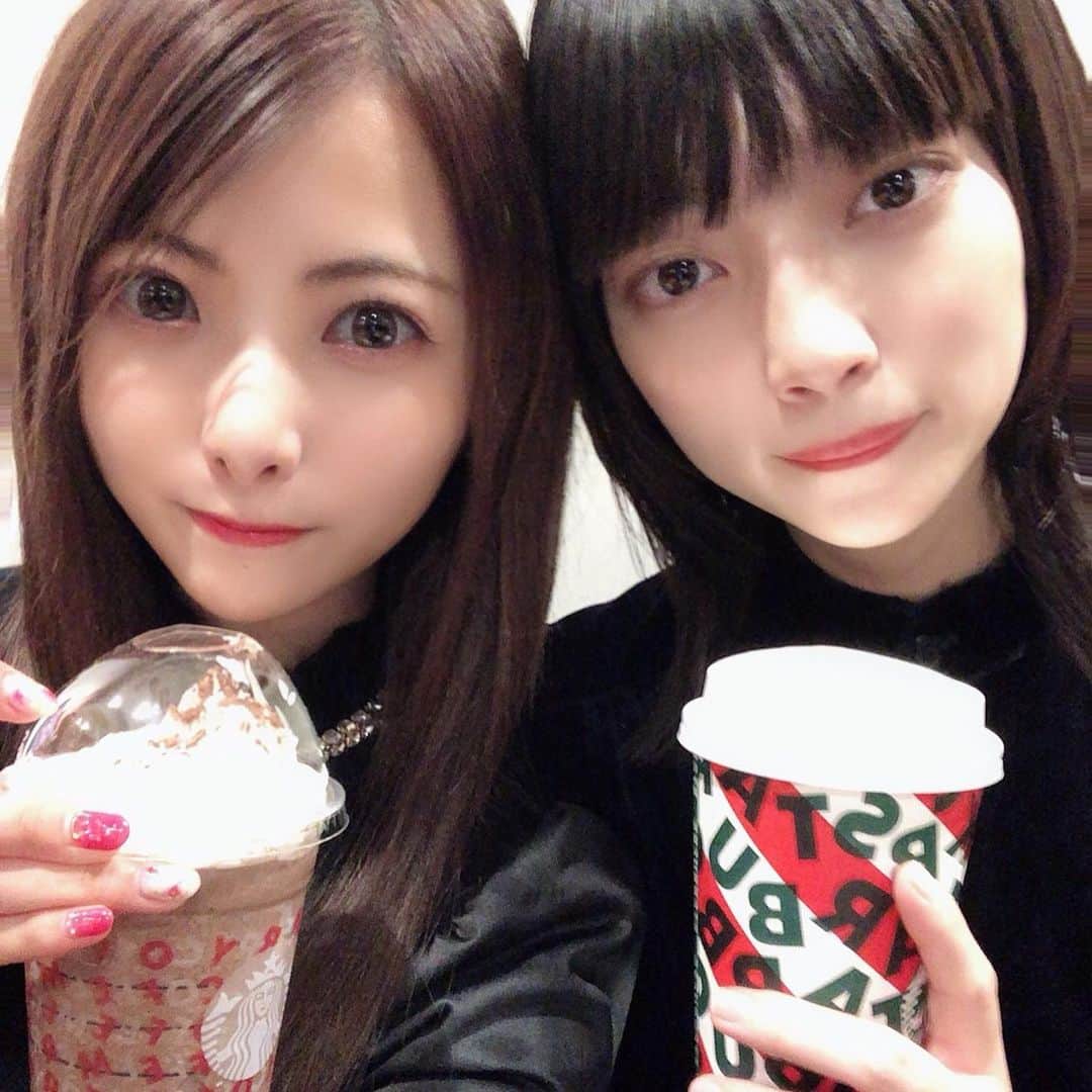 岡田栞奈のインスタグラム：「好きが溢れた🙈💓💓💓 ちょっと会うだけで元気になるし 旦那さん以上の存在かもしれん(？) #カフェ #デート #女子会 #田中真琴 #俺の嫁が可愛すぎる件」