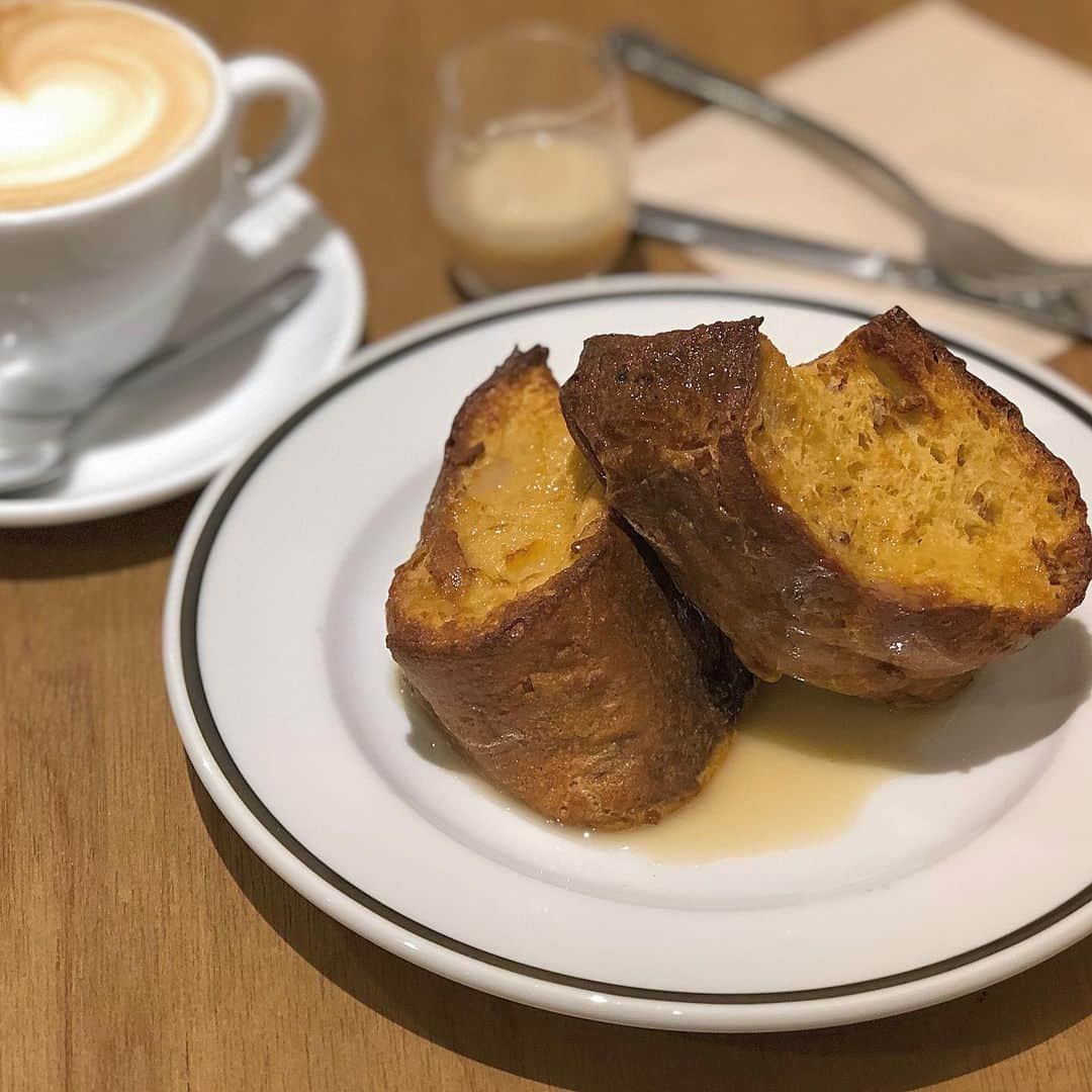 伊藤小春さんのインスタグラム写真 - (伊藤小春Instagram)「・﻿ これを食べるために渋谷から四谷まで10cmヒールで歩きました！﻿ ﻿ これで±0キロカロリーです！天才です！﻿ ﻿ ﻿ 分厚いフレンチトースト超美味しかった💖🥖﻿ ﻿ #AllseasonCoffee﻿ #東京カフェ #四谷三丁目カフェ﻿ #フレンチトースト﻿ ﻿ ちなみに私はコーヒー紅茶類にはお砂糖いれません🙅‍♀️﻿ ﻿ 初めてエスプレッソに挑戦した時もお砂糖入れなくて（入れて飲むものだと知らなくて）あの少量と長時間格闘した経歴をもってます！意地っ張りのお手本ですね…﻿ ﻿ ﻿」12月1日 22時52分 - koharu_ito_