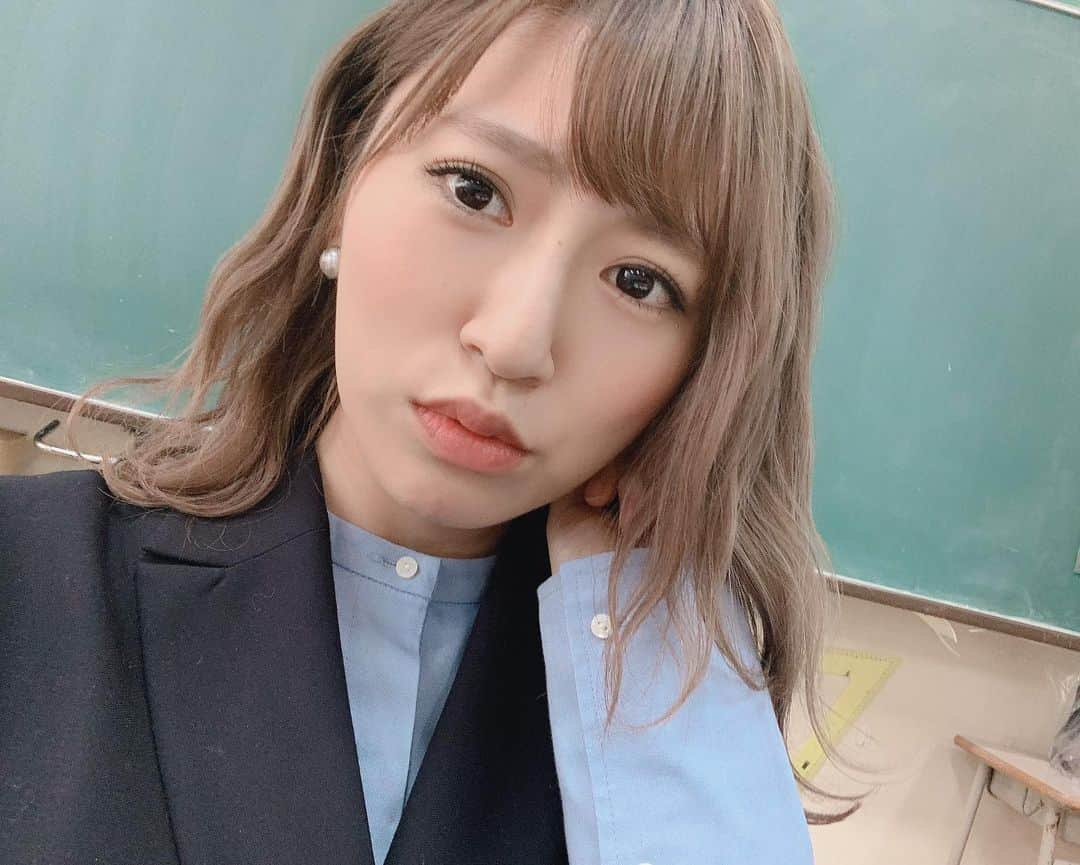 戸島花のインスタグラム：「学校で収録だったので楽屋は教室👼🏻１年生だったのかな？座るのも一苦労な膝より低い位置の椅子でした🤣 放送は12月29日12時からEテレです🦁よろしくお願いします。」