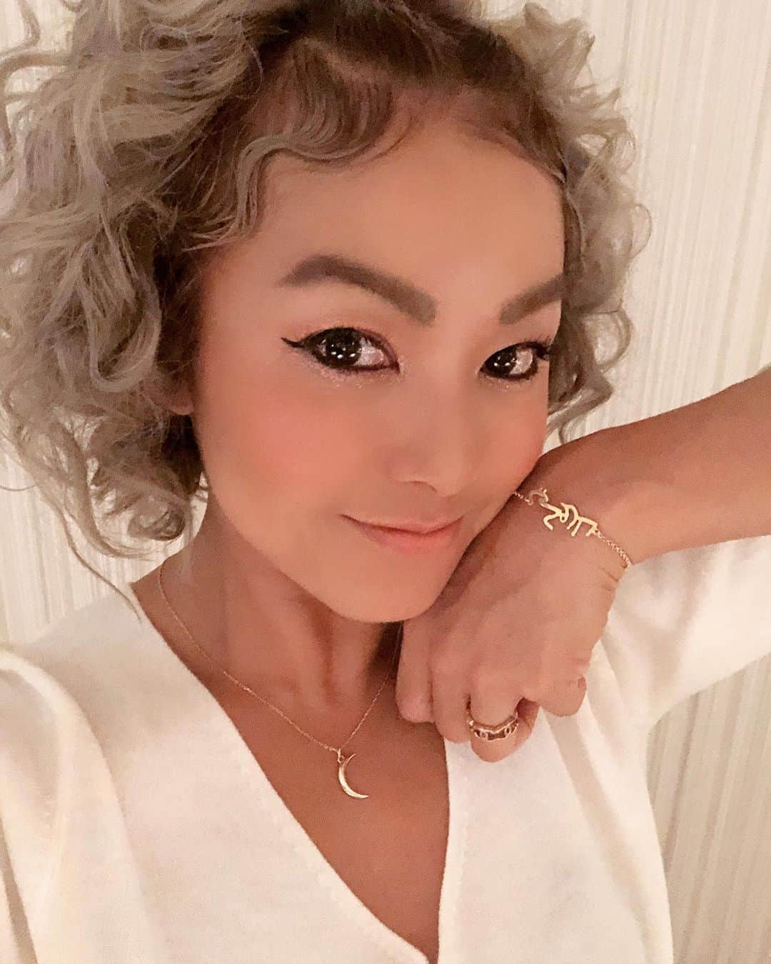 Nazukiのインスタグラム：「🎅🎄Hallo December🎄🎅 早くもクリスマスプレゼントが届いたよ🎁✨🎅 名前が名月だから、 🌙のペンダントネックレス✨ RENアラビア文字のブレスレット✨ 1979生まれだから1979プレートネックレス✨  どれも可愛すぎて❤️ ありがとうございます😊 @89xiiitokyo  クリスマスプレゼントオーダーも受け付けてみたいだよ🎁 自分の好きな言葉や文字ができてプレゼントに最適🎁✨ 1枚目の写真と2枚目の写真📷. ヘアメイクでだいぶ変わる😭  #accessory #necklace #bracelet  #gold #present #xmas #christmas #gift」