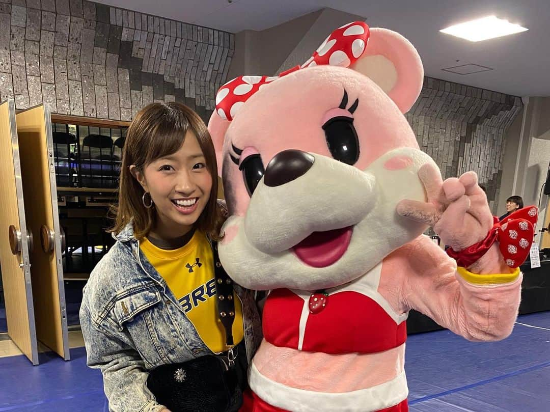 津田菜都美さんのインスタグラム写真 - (津田菜都美Instagram)「2019.11.09～10* 💛宇都宮ブレックスvsレバンガ北海道💚 * 今年の私のBリーグ開幕はブレアリでした🐻🏀 折茂選手、田臥選手、桜井選手、黄熊(笑)をいっぺんに見れるなんて😱✨なんて贅沢な！笑 * いや～今年もやっぱりBREXですよねー！1ミリもブレない！！本当にいつも見ていて心に残るバスケットをしていただけます🙏💯 ブレアリは歴史と努力の積み重ねで毎回凄く楽しい🥳💕今年のBREXもコートの中で次から次へと伝染して本当によく喋る🗣ボールが止まらない👌シンプルだけど続けることは難しいということを実に細かく丁寧に徹底してやっているのを感じてたまらん！メンタリティとそれを共有する力が素晴らしい😍選手が、チームが、ファンがではなく全てが！！そして会場の一体感。選手のギアが上がるとファンのギアも上がる。これがブレアリ🔥最高😭👏👏 * #Bリーグ#Bリーグ観戦#宇都宮ブレックス#レバンガ北海道#Bリーグマスコット#ブレッキー#ベリーちゃん#折茂武彦#田臥勇太#桜井良太#レジェンド軍団#ブレックスアリーナ#ブレアリ#Japan#BLEAGUE」12月1日 23時00分 - tsuda_723_official