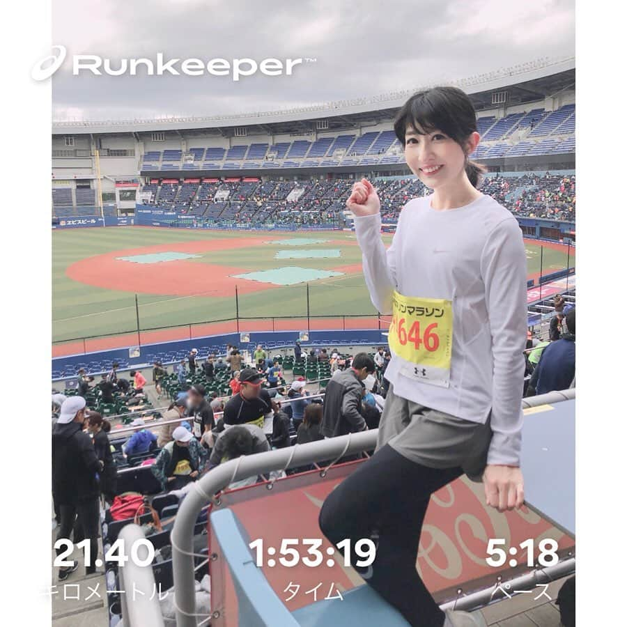 土屋香織さんのインスタグラム写真 - (土屋香織Instagram)「🏃‍♀️ My first harf marathon race 21.0975km run𖤐𖤐𖤐 . 初めてのハーフマラソン 1:53:22 目標だった2時間を切ることができましたー⸜(๑⃙⃘'ᵕ'๑⃙⃘)⸝⋆︎* 1年前同じ大会で10km走るのも必死で、 走れる気がしないけど来年はこの大会ハーフ出てみたいなぁと思ってました。 今年まさかこんな満足な記録で完走できるとは♡ . 朝起きて鵞足を押してみたら痛くて。治ってませんでした。 案の定10km辺りから痛み出し、3回くらい立ち止まってストレッチ。 スタート直後から雨がパラついて、かと思えば最後の方は日がさして暑くなりそれがなかなか辛かった。 メッセージやコメント、沿道の応援や、 私を探して声を掛けてくださった皆様、 折り返したラン友さんとすれ違う時元気をもらえたからこその結果だったと思います。 アドバイス頂いた通り、5kmと10kmでジェル食べたのもよかったのかも✨ . 今年は #アミノバイタル のジェルと顆粒が配られたり、 #キャタピラン も貰えたし、Tシャツもかわいい♡ 去年よりかなりよいです♡ . 楽しい1日になりました❣️ . . . #千葉マリンマラソン #6耐 #神宮6耐 #フロストバイト #とくしまマラソン #igランガールズ  #rungirl #ランガール #instarunners #ハシリマスタグラム #ハシリマシタグラム #初ハーフマラソン #ランニング女子 #ラン #positivevibes #マラソン #マラソン女子 #ハーフマラソン #ig千葉ランナーズ #ランニングママ #海浜幕張 #ぜんぶカラダなんだ #メダリスト #アミノバイタル #cwx #ミズノマルチポケットパンツ #ザムスト #ミズノコーデ #ミズノトレーニング」12月1日 23時11分 - kaorintsuchiya