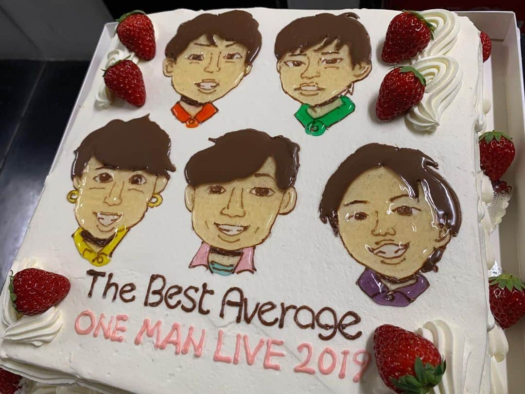 りょーたさんのインスタグラム写真 - (りょーたInstagram)「2019.12.1  The Best Average  ONE MAN LIVE 2019 終わっちゃったーー。🥺 ・ ・ ・  とてもとても最高の一日を作れたかなと思います。多くは語りません。来てくれた人には伝わってたら嬉しいな！！来てくれたみんな本当にありがとう☺️✨ ・ ・ ・ ・ 自分らのためにケーキを差し入れしてくださった方がいたんだけど、似てる？🎂笑 すごいよねええ、他にもたくさんのパワーをありがとう😭✨俺らも元気をもらえたし、やっぱりライブって素敵な機会だなと思った！  またすぐワンマンやるからね！！！ 必ずみんなきてね（笑） ・ ・ ・ ・ ・ ・  #被写体 #ポートレート #被写体募集 #ポートレートモデル #モデル募集 #instagood  #l4l #followme #followforfollowback #サロンモデル #サロンモデル募集 #カメラ好きな人と繋がりたい #お洒落さんと繋がりたい #fashion #ファッションスナップ #ファッション #ファインダー越しの私の世界 #ファインダー越しの世界 #likeforlikes #like4likes #likeforfollow #バンド好きな人と繋がりたい #音楽好きと繋がりたい #邦ロック好きな人と繋がりたい #大須 #ellsize #ライブハウス #ベスアベ #thebestaverage #りょた服」12月1日 23時08分 - mvyalggkadeg