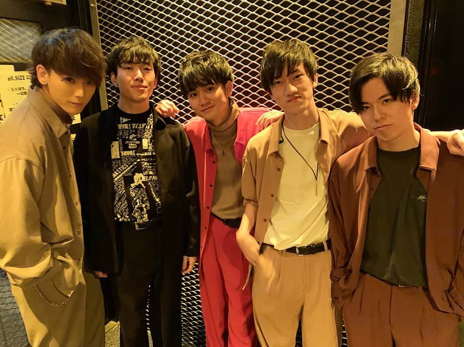 りょーたさんのインスタグラム写真 - (りょーたInstagram)「2019.12.1  The Best Average  ONE MAN LIVE 2019 終わっちゃったーー。🥺 ・ ・ ・  とてもとても最高の一日を作れたかなと思います。多くは語りません。来てくれた人には伝わってたら嬉しいな！！来てくれたみんな本当にありがとう☺️✨ ・ ・ ・ ・ 自分らのためにケーキを差し入れしてくださった方がいたんだけど、似てる？🎂笑 すごいよねええ、他にもたくさんのパワーをありがとう😭✨俺らも元気をもらえたし、やっぱりライブって素敵な機会だなと思った！  またすぐワンマンやるからね！！！ 必ずみんなきてね（笑） ・ ・ ・ ・ ・ ・  #被写体 #ポートレート #被写体募集 #ポートレートモデル #モデル募集 #instagood  #l4l #followme #followforfollowback #サロンモデル #サロンモデル募集 #カメラ好きな人と繋がりたい #お洒落さんと繋がりたい #fashion #ファッションスナップ #ファッション #ファインダー越しの私の世界 #ファインダー越しの世界 #likeforlikes #like4likes #likeforfollow #バンド好きな人と繋がりたい #音楽好きと繋がりたい #邦ロック好きな人と繋がりたい #大須 #ellsize #ライブハウス #ベスアベ #thebestaverage #りょた服」12月1日 23時08分 - mvyalggkadeg