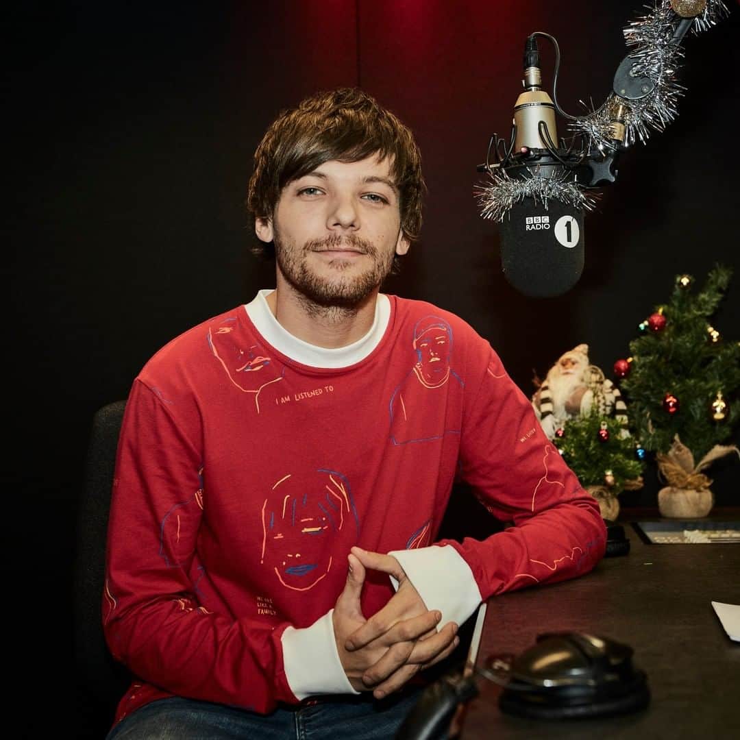 BBC Radioさんのインスタグラム写真 - (BBC RadioInstagram)「🎄 Want to spend Christmas Day with Louis Tomlinson? 🎁❤️ You're in luck! Louis will be taking over Radio 1 for an hour on the 25th December, along with shows from @littlemix and @yungblud. PLUS, @aliplumb will be playing festive favourites from a whole host of Hollywood superstars.」12月1日 23時12分 - bbcradio1