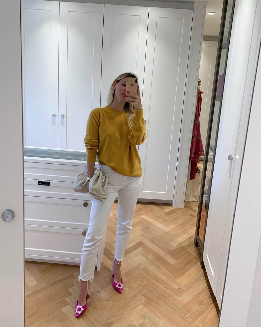 Glam4Youさんのインスタグラム写真 - (Glam4YouInstagram)「Basics 👌🏻 E precisa mais do que isso? Falando e coordenação de cores, tá aí uma das minhas favoritas: amarelo + pink/magenta. Em todas as gamas! Esse amarelo tá fechado, mostarda. E o pink nos pés, em cetim, bem brilhante, aberto. Fez com que a produção, super simples, tivesse algo a mais...」12月1日 23時16分 - nativozza