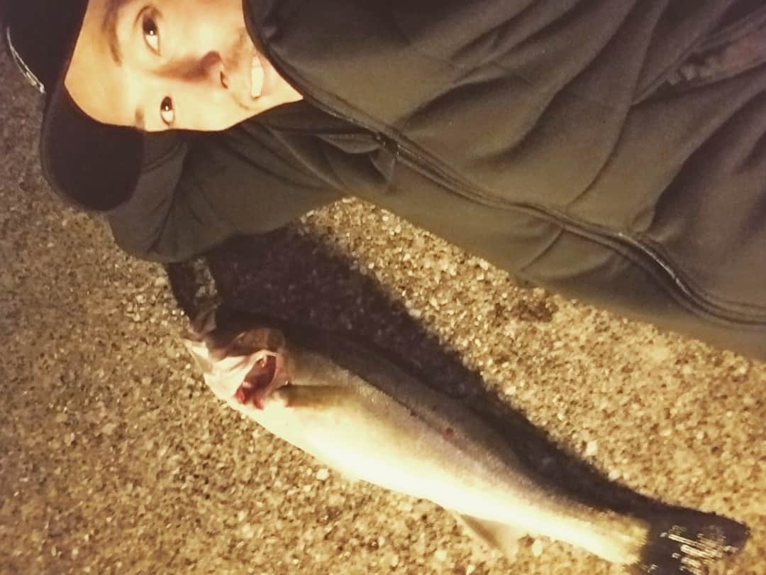 黒石高大のインスタグラム：「大きいスズキさん釣れたー ちょー元気で楽しかったー 釣り大好き 実物なかなかイカツイのに写メじゃ全部伝わらない(笑) #釣り #海釣り #シーバス #スズキ」