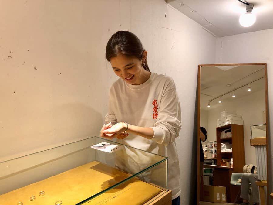 のインスタグラム：「. 寒くなった日々に我が家の ほっこりストーリーを🎁突然（笑） . . 先日 @alandalatokyo へ遊びに行った際 @yaiyadon 🧔「このブレス似合いそう」と言われ いつものように試着して 👱‍♀️「可愛いね〜」なんて言って外そうとした瞬間 . . 🧔「中の文字見て」 . . . 👱‍♀→️😳❣️ . . . なんと愛する我が子の誕生日と名前が刻まれた ブレスだったの🤭💖💖💖 . . . 驚く私の横で ⚾️が🐵を抱えながらニヤリ . . . その日から毎日付けてるブレス✨ .  ちなみに私達夫婦の結婚指輪も @alandalatokyo 💒 . . . 宝物が増えました💝 . . その日着てたtopsが タイミング🙆‍♀️❤️ @coffeeshop_benares . .  なんでもない日のサプライズ💓 ご清聴ありがとうございました🤝 . . #サプライズ#片桐ゆたか #シフクユタカ #不純喫茶ベナレス  #surprise#alandala#yutakakatagiri」