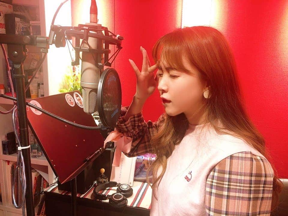 ウェイ さんのインスタグラム写真 - (ウェイ Instagram)「언니랑 커버 녹음🎶 무슨곡일까유 Recording cover song! Guess what the song is🎵💜」12月1日 23時26分 - baysunny