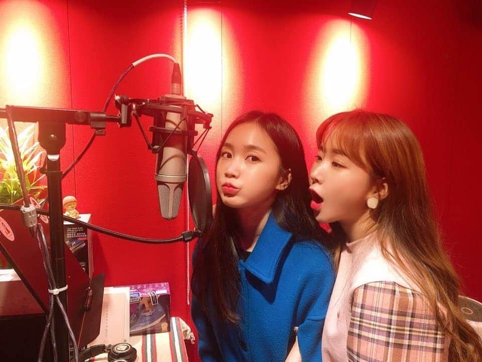 ウェイ のインスタグラム：「언니랑 커버 녹음🎶 무슨곡일까유 Recording cover song! Guess what the song is🎵💜」