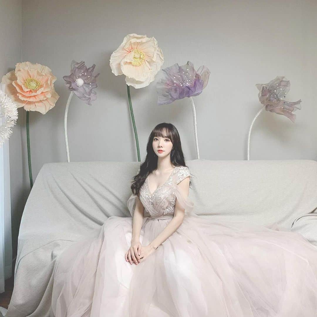 ミンヒ のインスタグラム：「드레스 이뿌👸🏻」