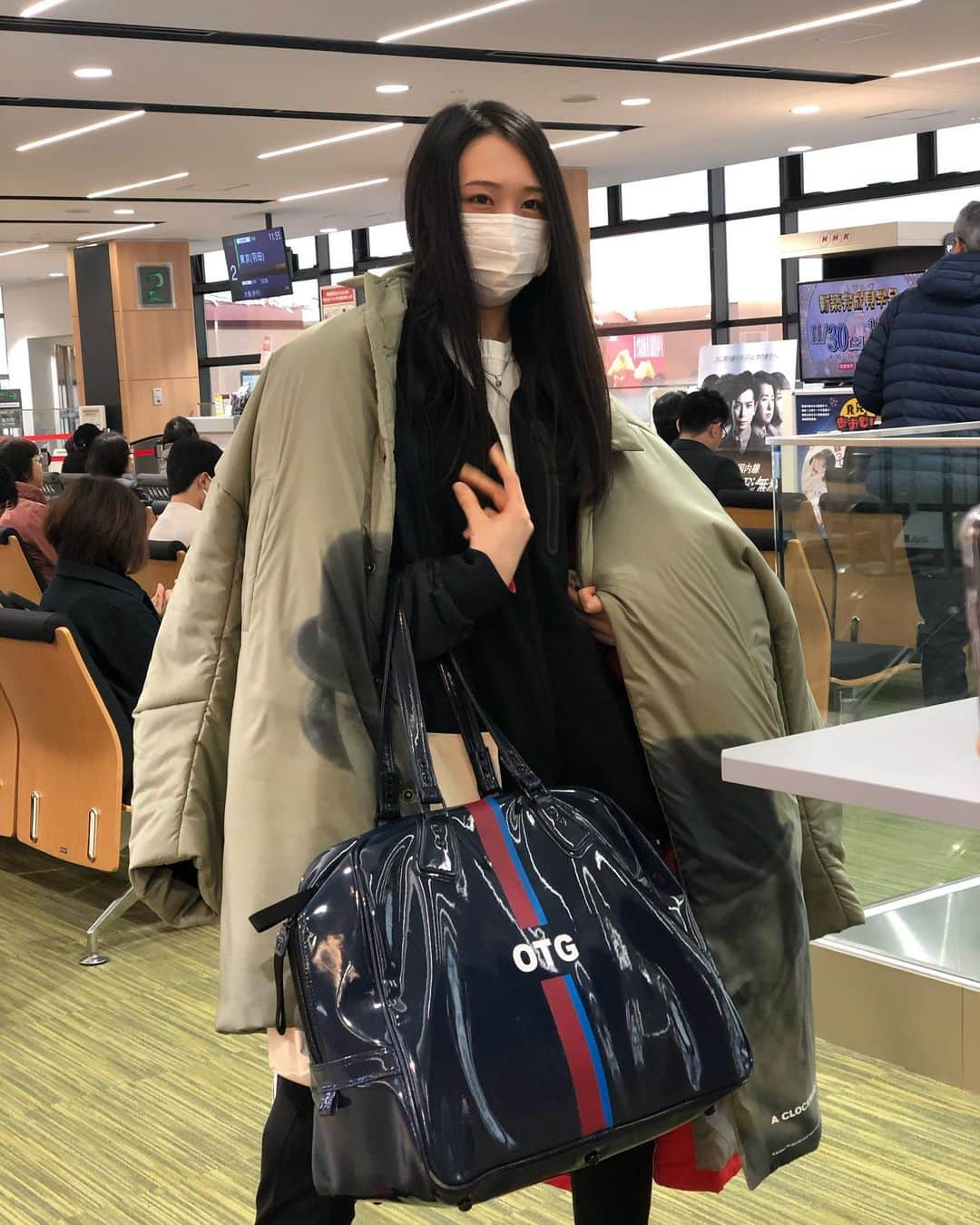 りんご娘さんのインスタグラム写真 - (りんご娘Instagram)「愛さんの香りを感じながら 東京に旅立つときでした😜  愛さん大好き💕  @abe_happy さんの #大好きな夫婦 #黄色といえば 私たち！ @i_am_takahashi  #あべこうじ さん #勝手に着た #ごめんなさい🙇‍♀️」12月1日 23時46分 - _ringo.musume.com_