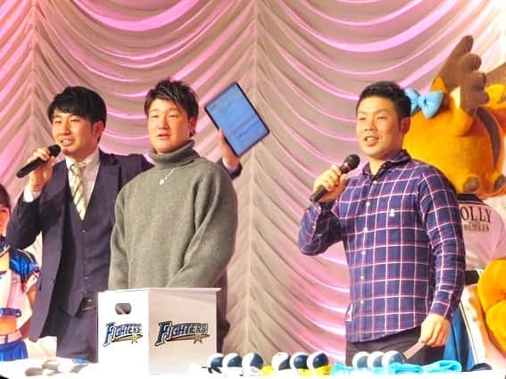 福田太郎のインスタグラム：「⚾️ オフも引っ張りだこの選手たち。 ファイターズオーナーズパーティーのこぼれ話を…🤫 ⠀ 近藤選手⚾︎侍ジャパン世界一の喜びと舞台裏を披露🏟 渡邉選手⚾︎指輪をはめて登場！まさかの結婚報告！？ ………………かと思いきや、近ちゃんのでした〜💍笑 加藤投手⚾︎あすの契約更改に期待してニヤニヤ😏 ⠀ シーズンシートのオーナーズパーティーにご参加頂いた ファンの皆さま、本当にありがとうございました😆 これからも一緒に、年中無休で応援しましょう〜！ ⠀ ⠀ #ファイターズ #シーズンシート #オーナーズパーティー #近藤健介 選手 #侍ジャパン 世界一のシャンパンファイト #ゴーグル を差し入れする #ファインプレー  #渡邉諒 選手 決勝戦を東京ドームで観戦。 近ちゃんに頼まれ #ドンキ で買い占めたのはこの人。 その後、指令でファンの方とハグして、照れまくり。  #加藤貴之 #投手 #宮西尚生 師匠のハワイ自主トレ同行。 しごき宣言にも『走って謝るだけ！』と準備万端！？ ⠀ 昼の部 #中田翔 選手 #大田泰示 選手 #石井一成 選手の 情報も合わせて、詳しくは #イチモニ！ #イチオシ‼︎で！ #福田太郎 明日は珍しく、夕方の出演です〜✌️ （ファンの方から素敵な写真を頂きました！ ⠀ありがとうございます😊）#lovefighters 次は４日の #ファイターズ #ファンミーティング で！」