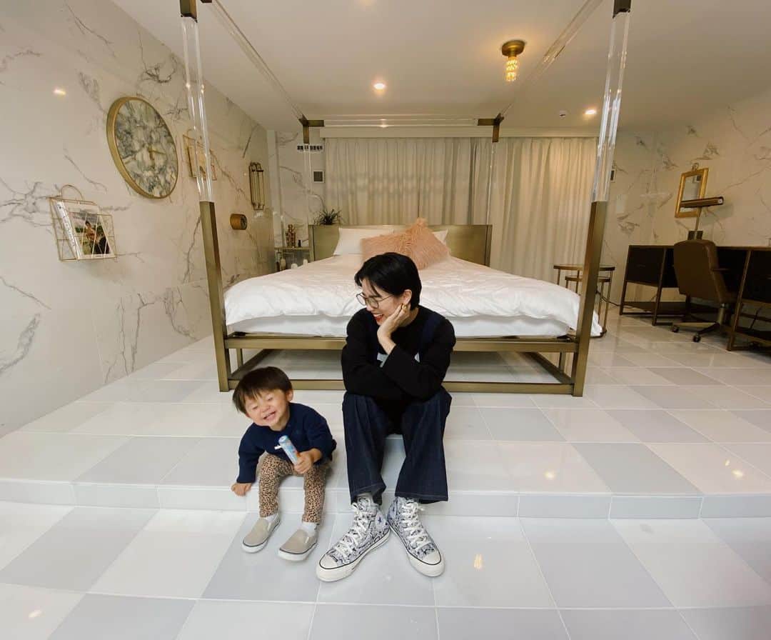 のインスタグラム：「京都に来てます☺️ 今回のホテルは @alisaueno がプロデュースした @the_root2_hotel に 泊まってます🏨💕 とーーっても可愛くて 海外みたいなホテル🥺♥️ ついつい写真を撮りすぎてしまいます🧡🧡🧡 こんなお家住みたい😍  #京都のホテル #家族旅行」