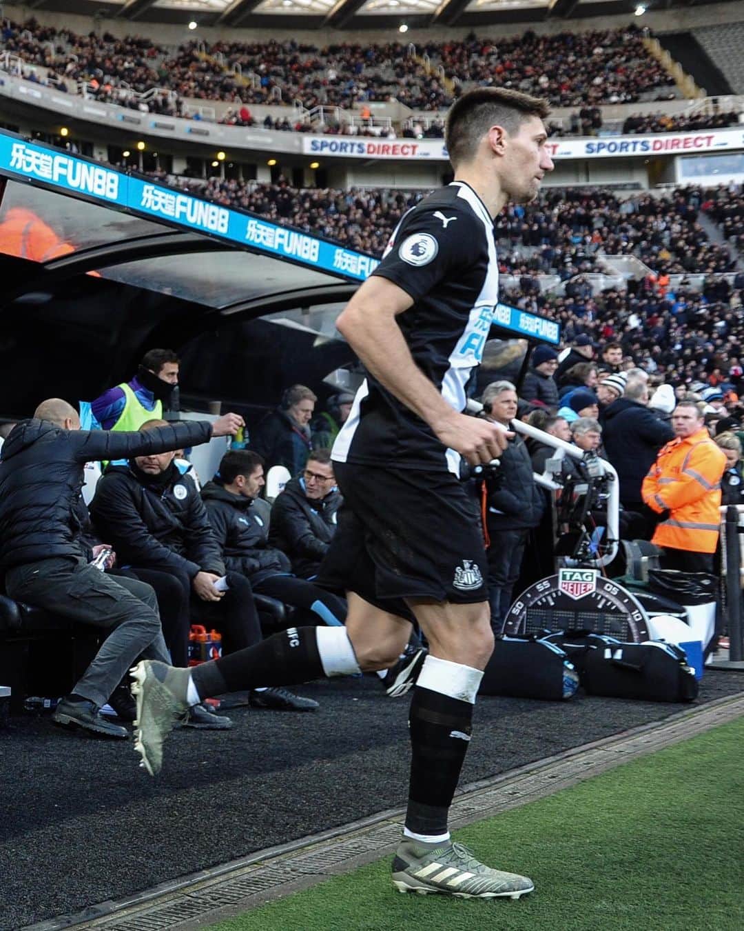 フェデリコ・フェルナンデスのインスタグラム：「⚫️⚪️ . #magpies  #geordies  #blackandwhite  #newcastleunited  #toonarmy  #howaythelads  #premierleague  #pájarofernández  #ff18  #nufc」