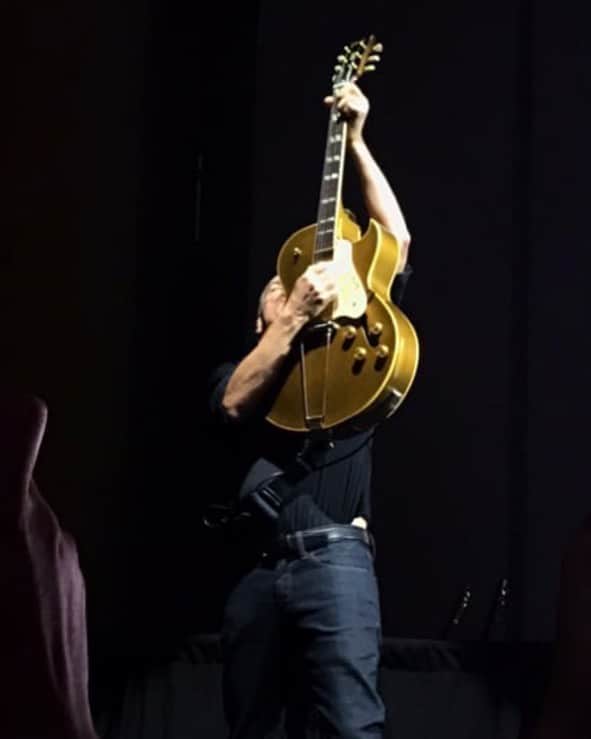 のインスタグラム：「Flashback to Skopje, North Macedonia ❤️ Me and my Gibson ES295 #gibsones295 #bryanadamsshinealight」