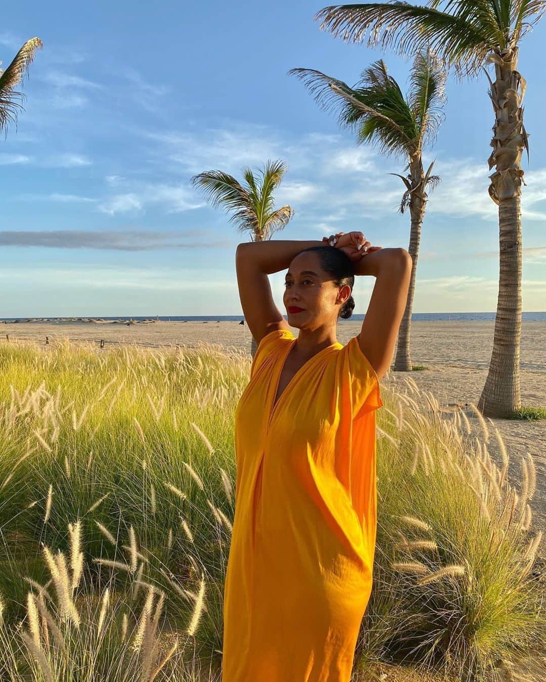 Vogue Beautyさんのインスタグラム写真 - (Vogue BeautyInstagram)「When the holiday glow sets in. #regram @traceeellisross」12月2日 0時00分 - voguebeauty