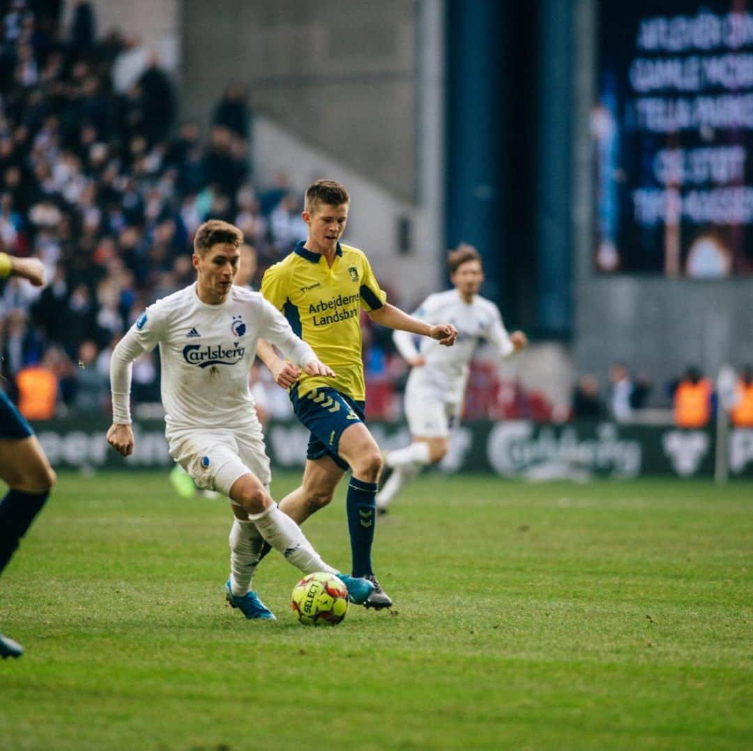 ギジェルモ・バレラのインスタグラム：「the derby stayed at home..fans amazing @fc_kobenhavn」