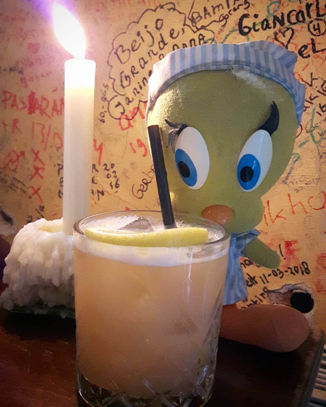 Little Yellow Birdさんのインスタグラム写真 - (Little Yellow BirdInstagram)「A whisky sour a day keeps the doctor away! #littleyellowbird #tweety #tweetykweelapis #adventures #yellow #bird #weekend #sunday #sundayevening #cocktail #whisky #whiskysour #lemon #drinks #happyhour #doctorsadvice #december #stuffedanimalsofinstagram #plushiesofinstagram」12月2日 0時06分 - tweetykweelapis