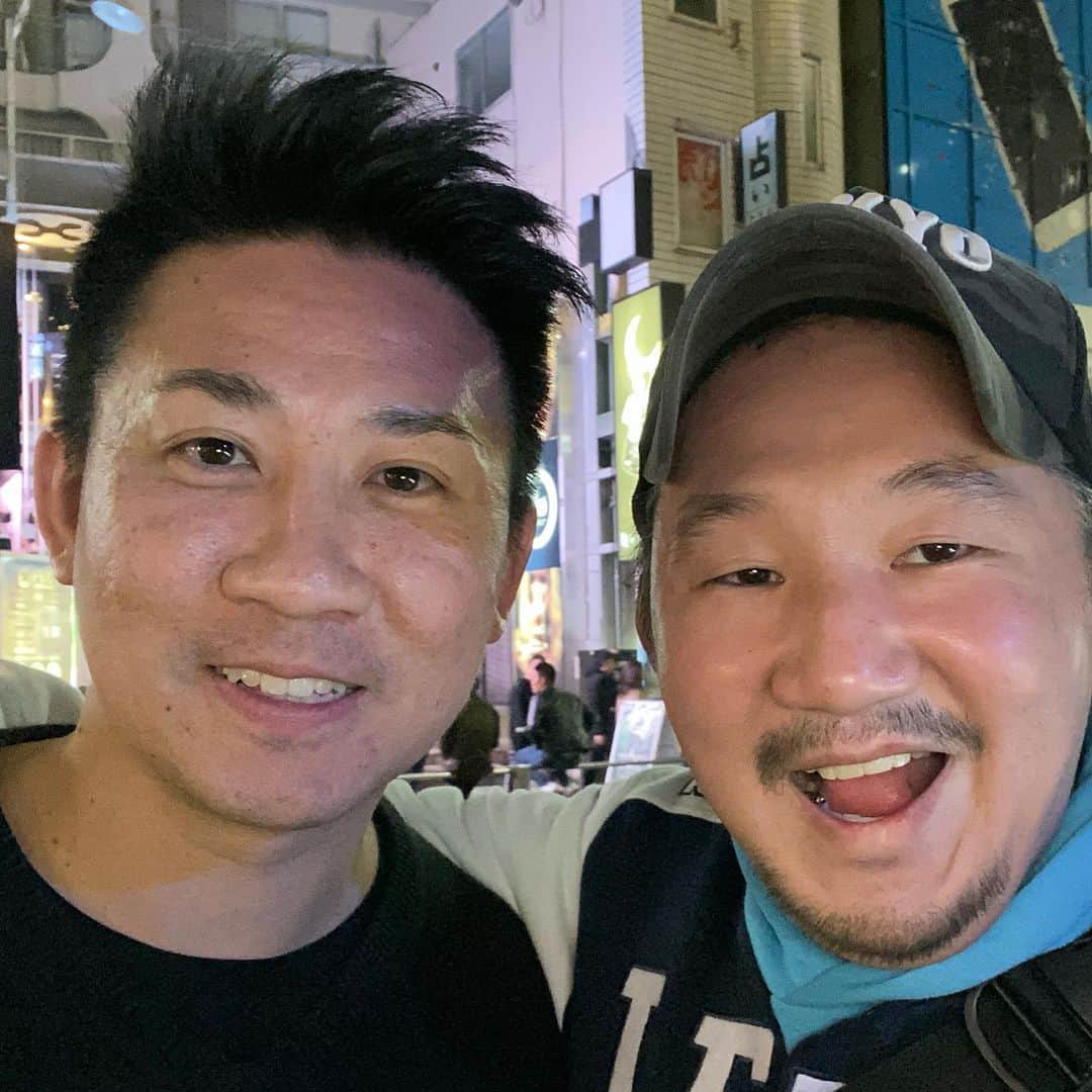 植田朝日のインスタグラム：「🔵🔴﻿ ﻿ すいません。﻿ ﻿ 日本のメディアの取材とか基本受けたくないんだけど、わざわざオレが好きな東京の一大事と言う事で来日してくれたメディアの取材は受けるよね‼️﻿ ﻿ コイツ、日本サッカー好きのシンガポール人で、初めての海外旅行で東京にやって来て、成田からそのまま、オレが当時やってたボンボネーラにやって来た男なんだよね！w﻿ ﻿ いつも、ありがとな‼️﻿ ﻿ #tokyo12 #junpiterfutbol﻿」