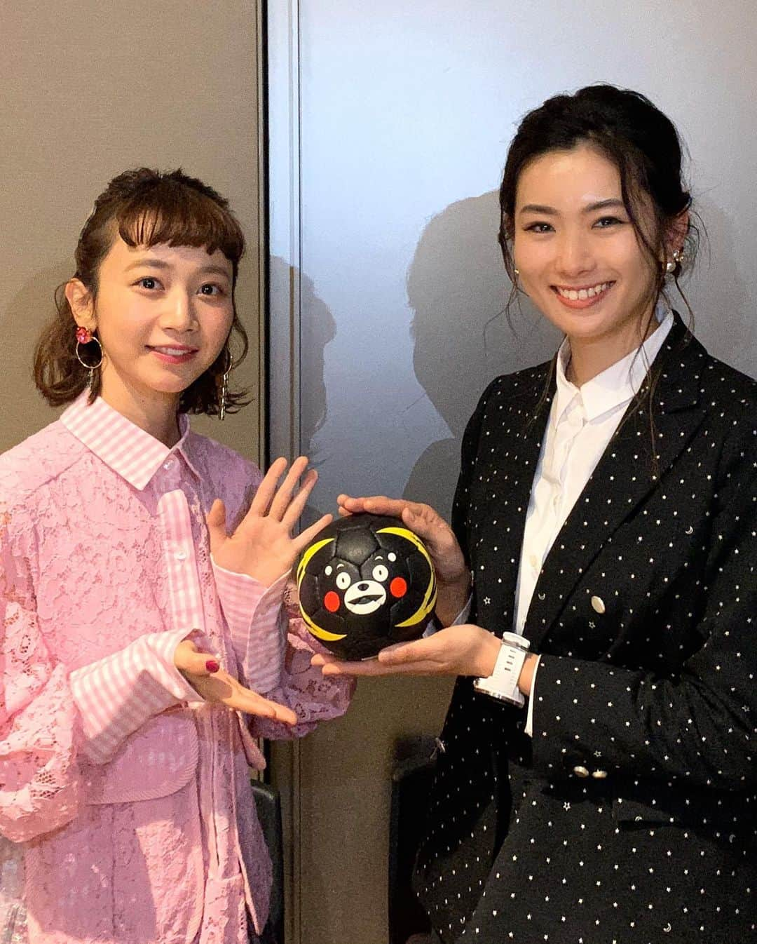 矢原里夏さんのインスタグラム写真 - (矢原里夏Instagram)「Show time !!! Women's Handball World Championships in Kumamoto Japan.﻿ 【女子ハンドボール世界選手権大会in熊本2019🤾‍♀️日本戦予選ラウンド日程✨】﻿ in パークドーム熊本﻿ 11/30 15:00 vsアルゼンチン🇦🇷﻿ 12/2  18:00 vsコンゴ🇨🇬﻿ 12/3  19:30 vsスウェーデン🇸🇪﻿ 12/5  18:00 vsロシア🇷🇺﻿ 12/6  15:00 vs中国🇨🇳﻿ ﻿ 会場に来れないという方は、　jsports で会員登録するだけで無料で観戦できます📺熊本県民の方は熊本ローカルでの地上波放送があります！﻿ わたくし、予選R全ての日本戦の解説を担当しています‼️よろしくお願いします！﻿ ﻿ 皆さんの声援が我々の代表、 #おりひめジャパン の力になります！心の底の底から応援してる！🇯🇵﻿ ﻿ #女子ハンドボール世界選手権﻿ #ハンドボール﻿ #おりひめジャパン﻿ #handball﻿ #ビーチハンドボール﻿ #beachhandball﻿ #三戸なつめ #JAPAN2019﻿ #Handinhand」12月2日 0時09分 - rika_yahara